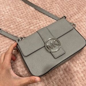 Cute MK crossbody, silver chain and logo.